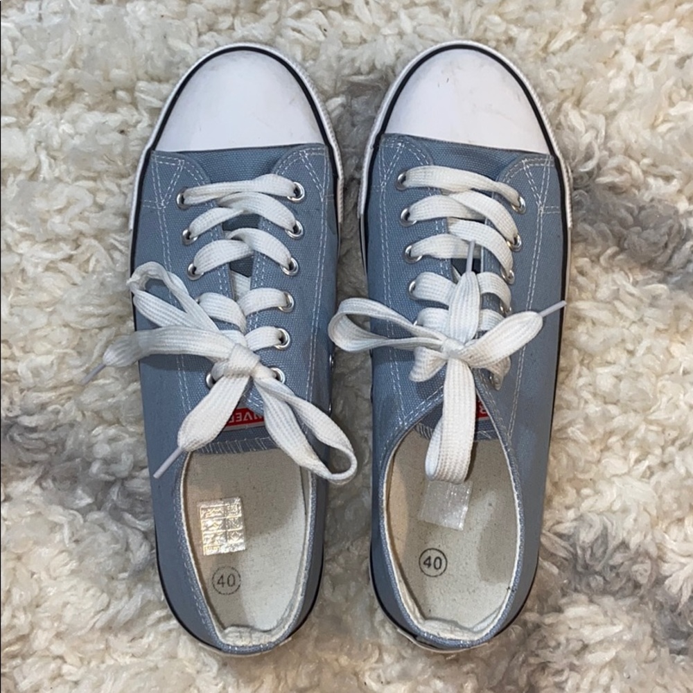 baby blue/denim blue low top converse